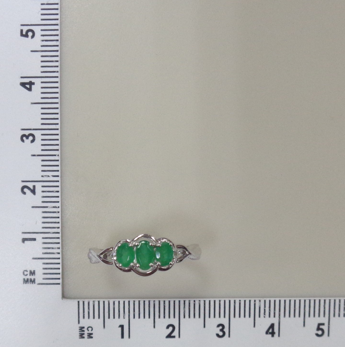 Серебряное кольцо с изумрудами